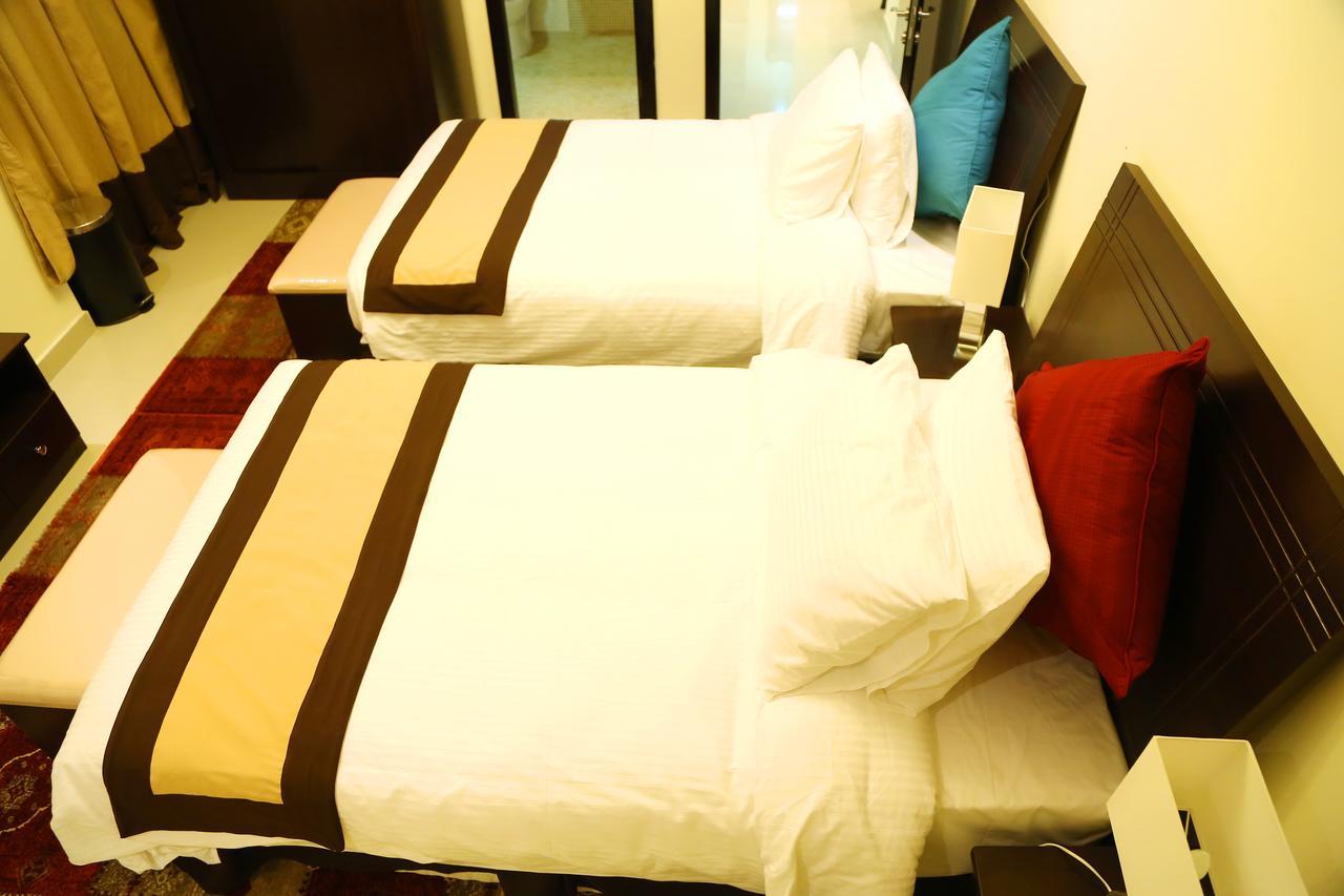 Travellers Hotel Apartment Дубай Екстериор снимка