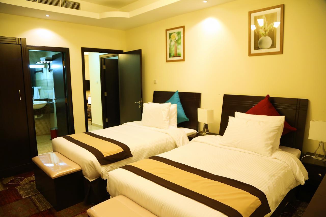 Travellers Hotel Apartment Дубай Екстериор снимка